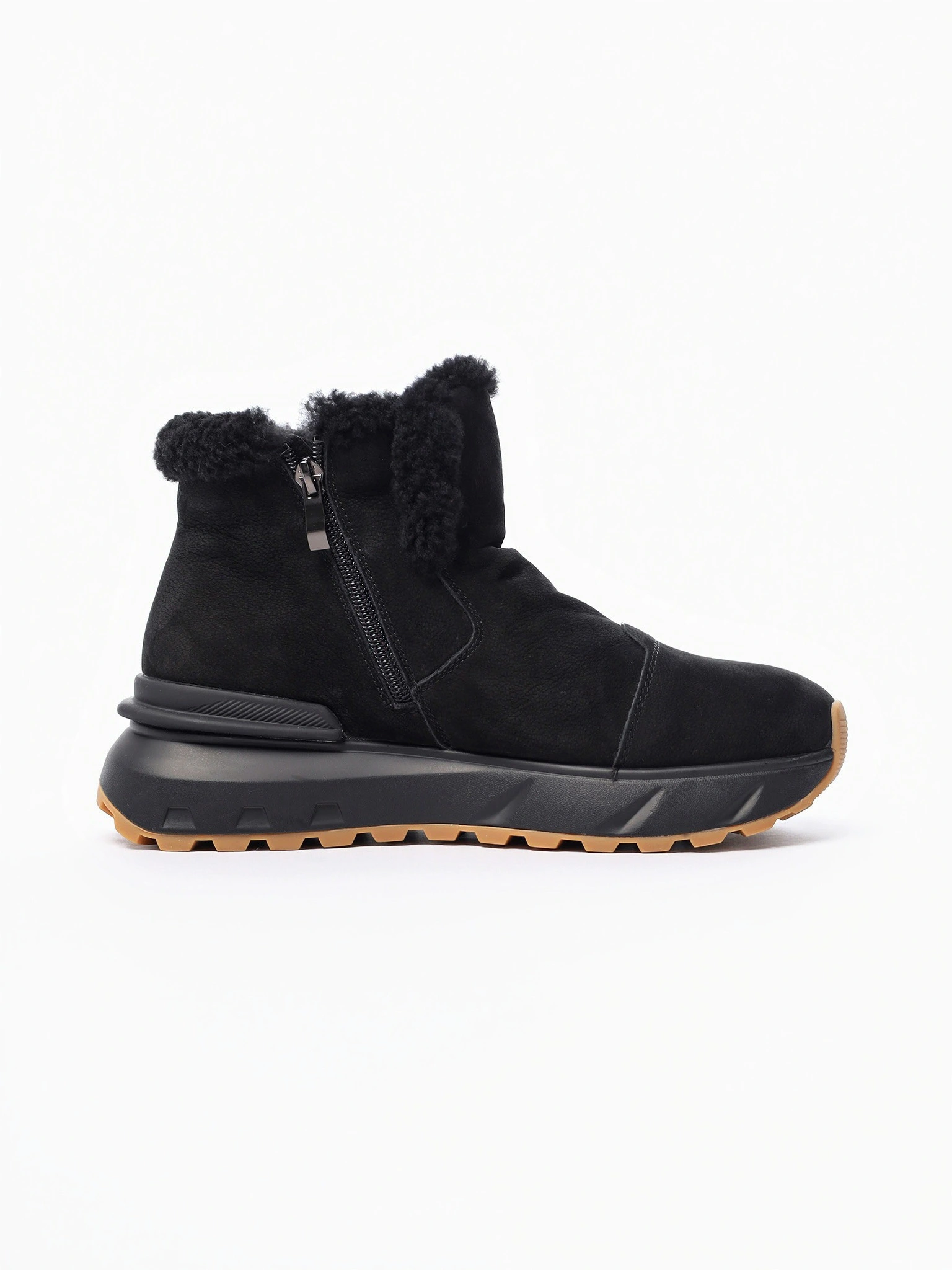 Ботинки черного цвета на рельефной подошве